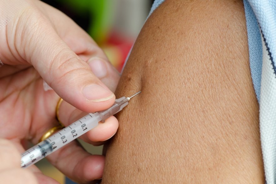 Вакцину против аллергии вводят подкожно, соблюдая схему лечения